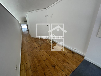 Inmueble en Calle Font Vella    bajos, Barcelona