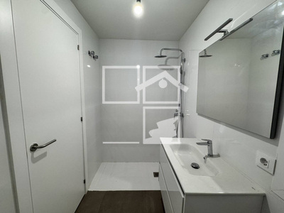 Local en Avenida Sant Joan de les Abadesses    baixos, Olot Girona